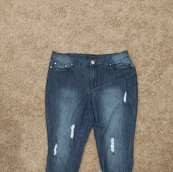 ❤️SALE! ASHLEY STEWART Distressed Crop Jean Capris - Picture 2 of 8